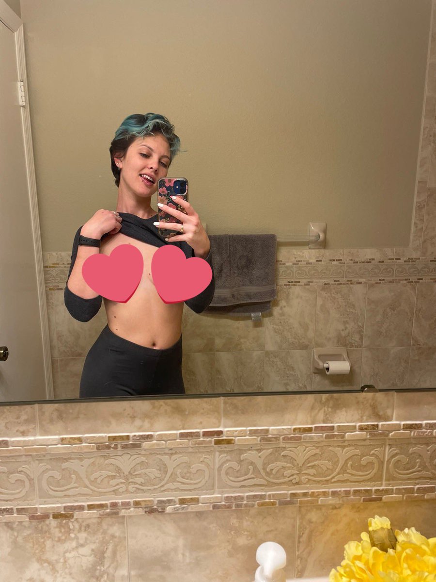 GloriaR67161535's tweet photo. Quickie nudes while on the go 🏃🏻‍♀️💕 

Catch em on https://t.co/GcKmFz68Nz 

#amateur #OFsubs #ContentCreator https://t.co/hKFG5hFkJ6