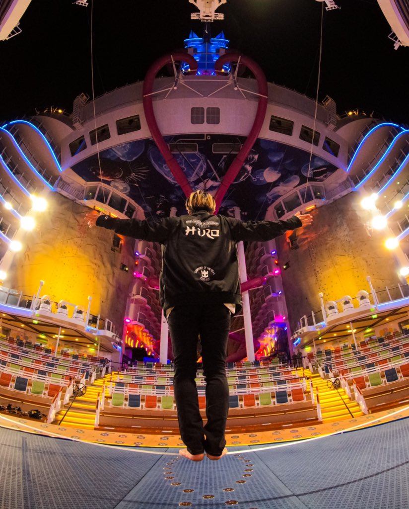 si_itsuki's tweet photo. Aqu show HIRO #symphonyoftheseas
@goprojp @gopro
#goprojp #gopro #goproのある生活 #hero10black #lifestyle #船の生活 #アウトドア #performer #slackliner #ライフスタイル #パフォーマー #人生ぶっとびボンバー #スラックラインパフォーマー #slackind #exaler #slackline https://t.co/9Uo4cD5vKI