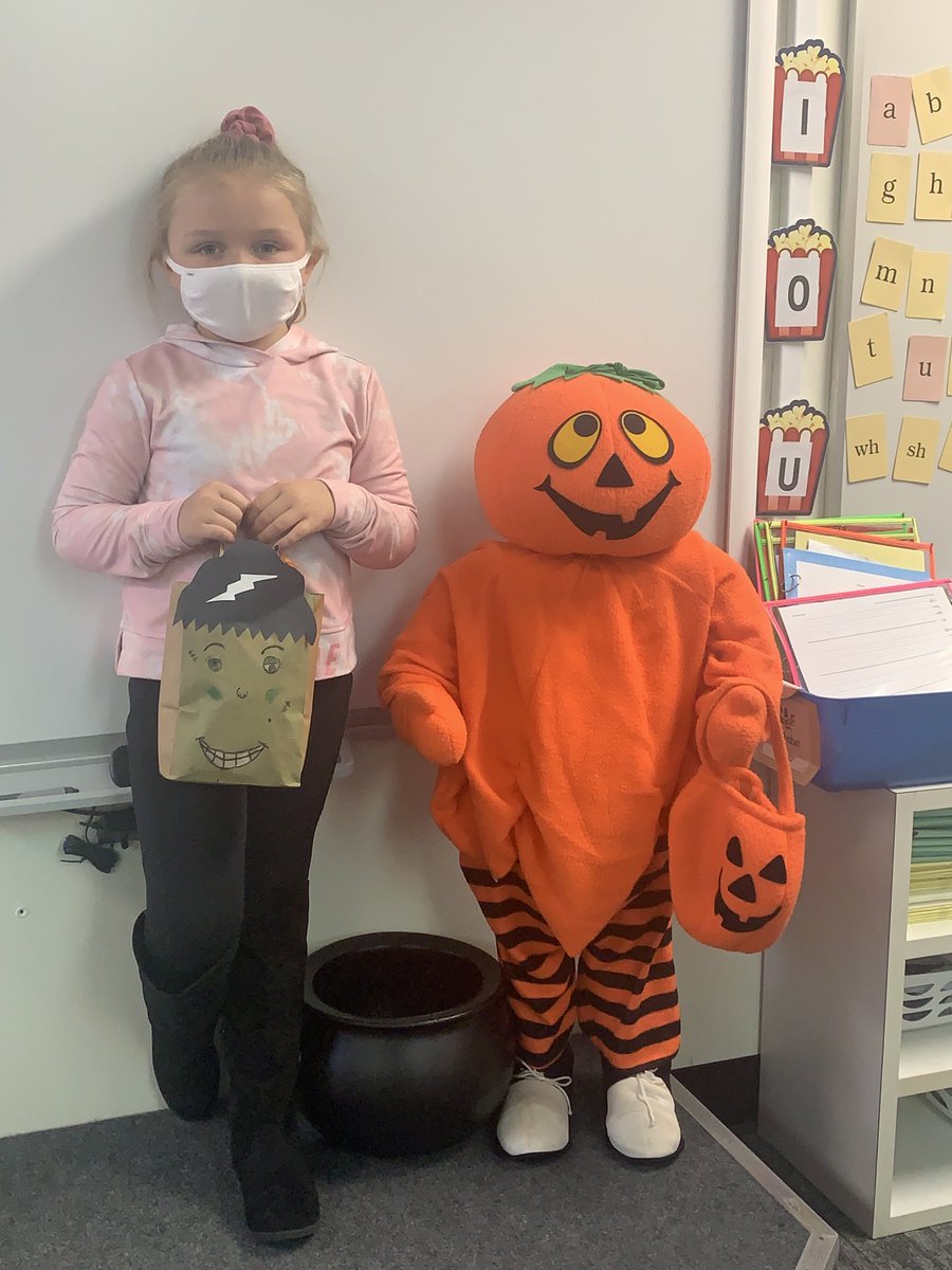 👻 Our handcrafted goody bags were stuffed with Halloween trinkets and treats from our first grade families! <a href="/SimondSuperstar/">Simonds Superstars |The Lamphere Schools</a> ⭐️ #wearelamphere 💙