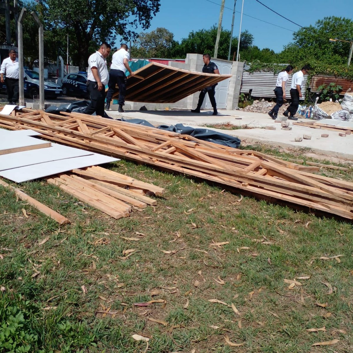 sanchezmarlene2's tweet photo. @fmoreiraok Empleados municipales me destruyeron mi casa y me robaron sin ninguna orden nunca me notificaron de nada, hago responsable al municipio por los hechos ocurridos. Mesecito que me recibas!ya realice la denuncia en la fiscalia https://t.co/Fse0LLKiUo