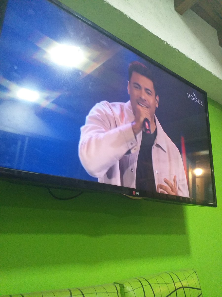 CarigueMzaNorte's tweet photo. #ConciertoExaConCarlosRivera que lindo sos @_CarlosRivera!! Siempre presentes 👏🏼🇦🇷🌟
@club_carigue ❤️👏🏼😍 https://t.co/Ri0sYYPOTW