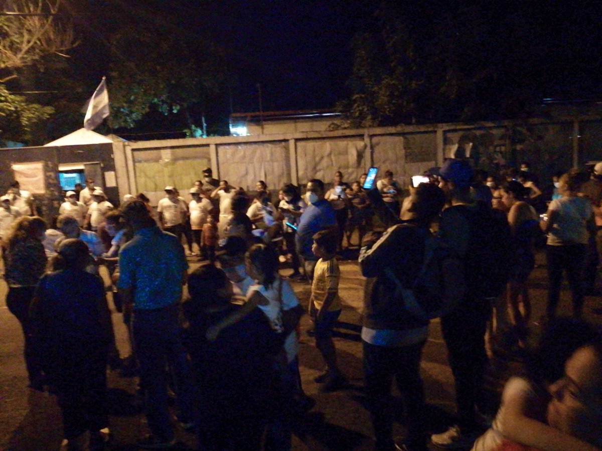 El Pueblo esperando la Salida del material Electoral y los resultados de las actas de Escrutineo de ese Centro de Votación.
#EleccionesSoberanas2021 
#CBCPatria21 
#NicaraguaTriunfa