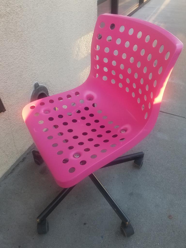 msberrytee's tweet photo. Saw this chair at the castro valley tmobile store. This is SOOOO what is a needed accessory. Looks good too❤ @TMobile @TMobileHelp @TMobileCFO @tmobilenews https://t.co/ZUM65fjK9S