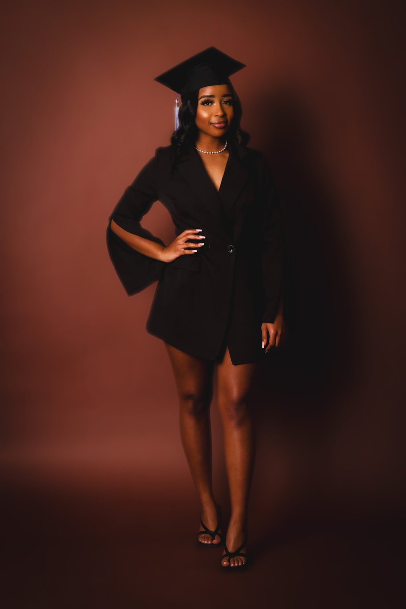 baddiequay's tweet photo. Rest In Peace to one of the sweetest girls I knew, Andrena. She was a client of mine this year and was super excited for her graduation photos. Told me all about her goals for her daycare business. That girl was everything. Wow… I’m speechless. https://t.co/kwaVqLO4co