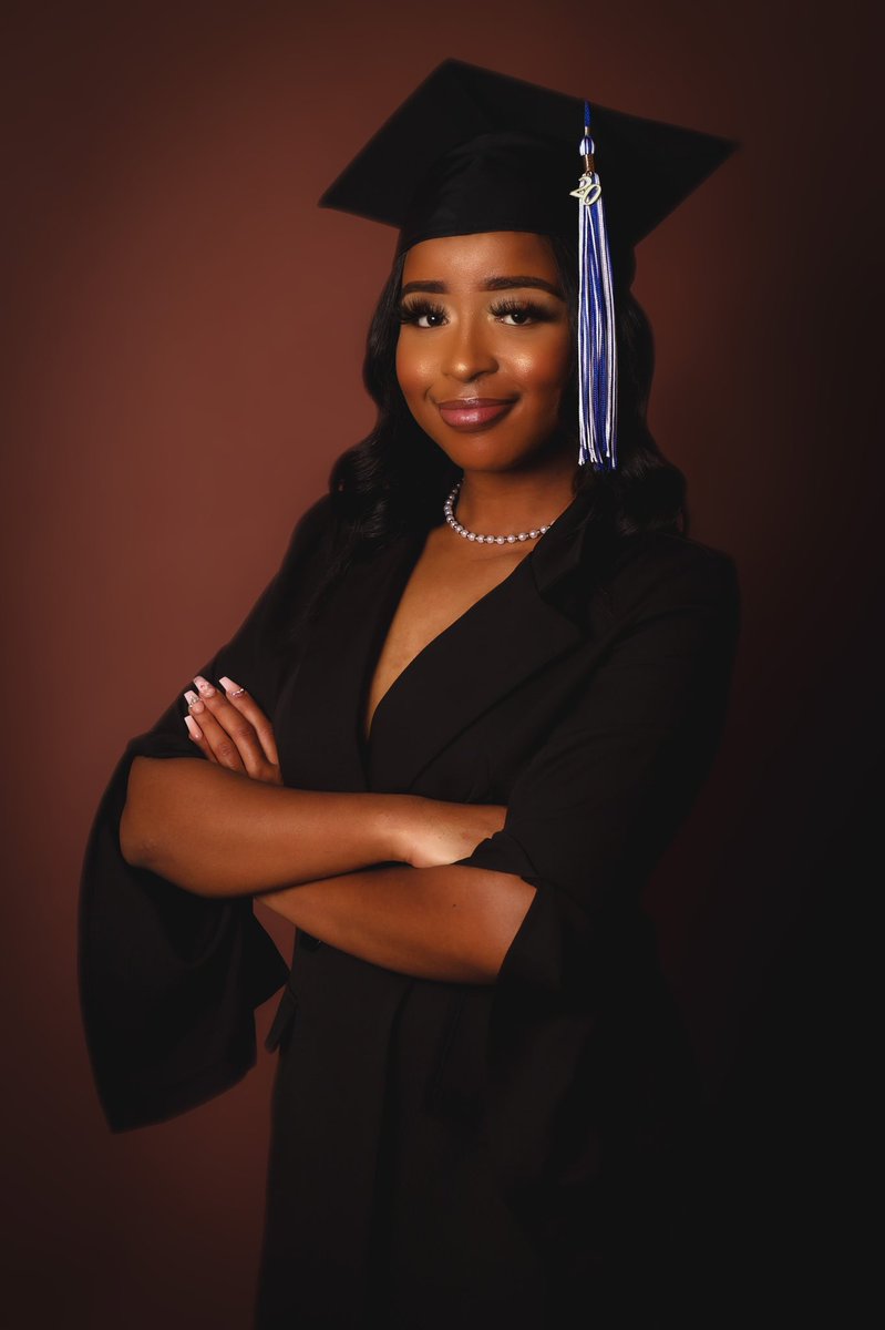 baddiequay's tweet photo. Rest In Peace to one of the sweetest girls I knew, Andrena. She was a client of mine this year and was super excited for her graduation photos. Told me all about her goals for her daycare business. That girl was everything. Wow… I’m speechless. https://t.co/kwaVqLO4co