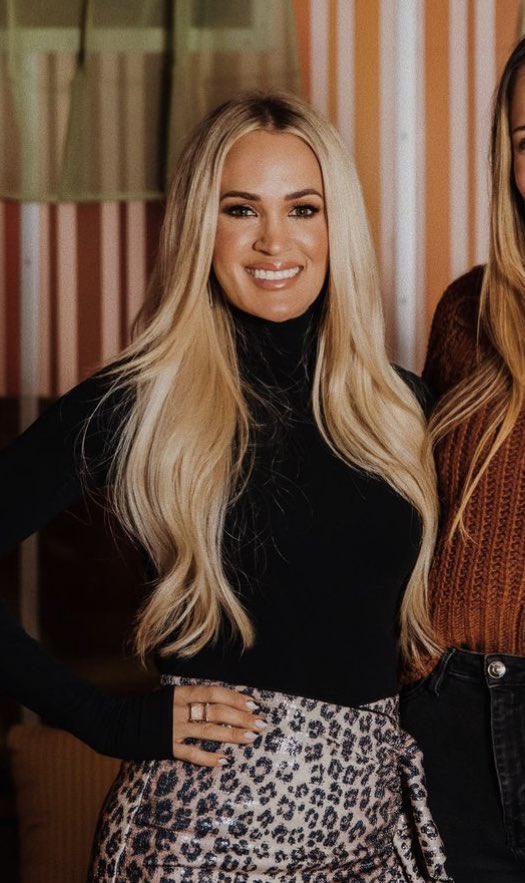 cryprettyy's tweet photo. Retweet to vote #CarrieUnderwood as #TheCountryArtist of 2021 at the #PCAs 😍 https://t.co/gqRq2xKxin