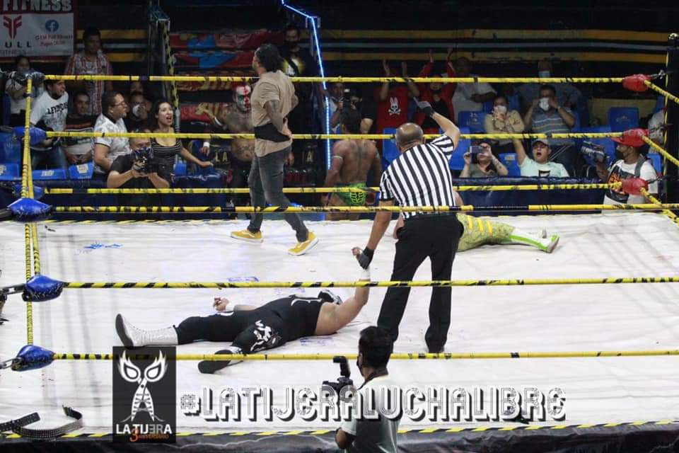 LaTijeraLucha's tweet photo. Una batalla sangrienta que termina en sentencia la #HardCoreCrew Vs #TerriblesCerebros,donde #SickBoy y #MedicoBrujo se llevan el triunfo por descalificación después de la intervención de #CerebroNegro para aplicar un martinete al "médico de la Sultana del Norte"... https://t.co/DHSkvNzoKo