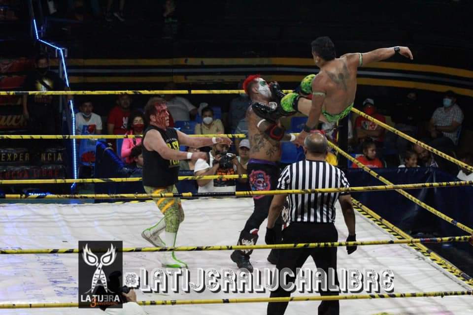 LaTijeraLucha's tweet photo. Una batalla sangrienta que termina en sentencia la #HardCoreCrew Vs #TerriblesCerebros,donde #SickBoy y #MedicoBrujo se llevan el triunfo por descalificación después de la intervención de #CerebroNegro para aplicar un martinete al "médico de la Sultana del Norte"... https://t.co/DHSkvNzoKo
