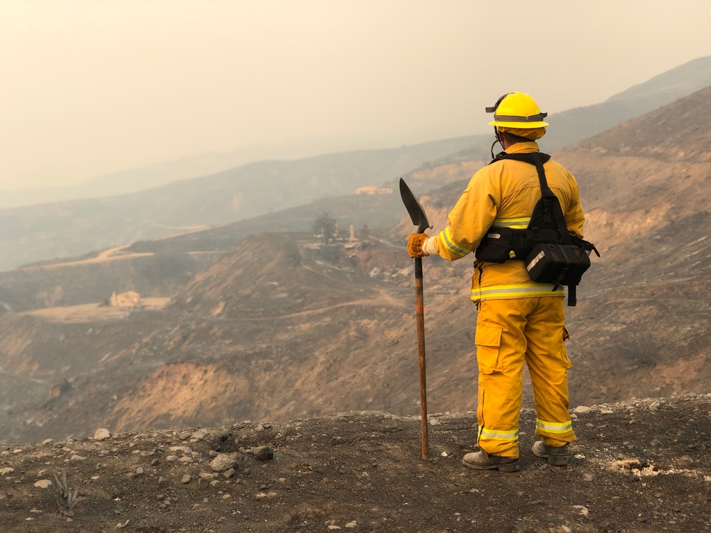 PeppGraphic's tweet photo. As Pepperdine students sheltered in place on the night of Nov. 8 and early morning of Nov. 9, 2018, more than 100 firefighters responded to the Woolsey Fire on campus. 

Read the perspective of the first responders as they fought the flames that night: https://t.co/1ylbqyjOpp https://t.co/ltVPyMppfd