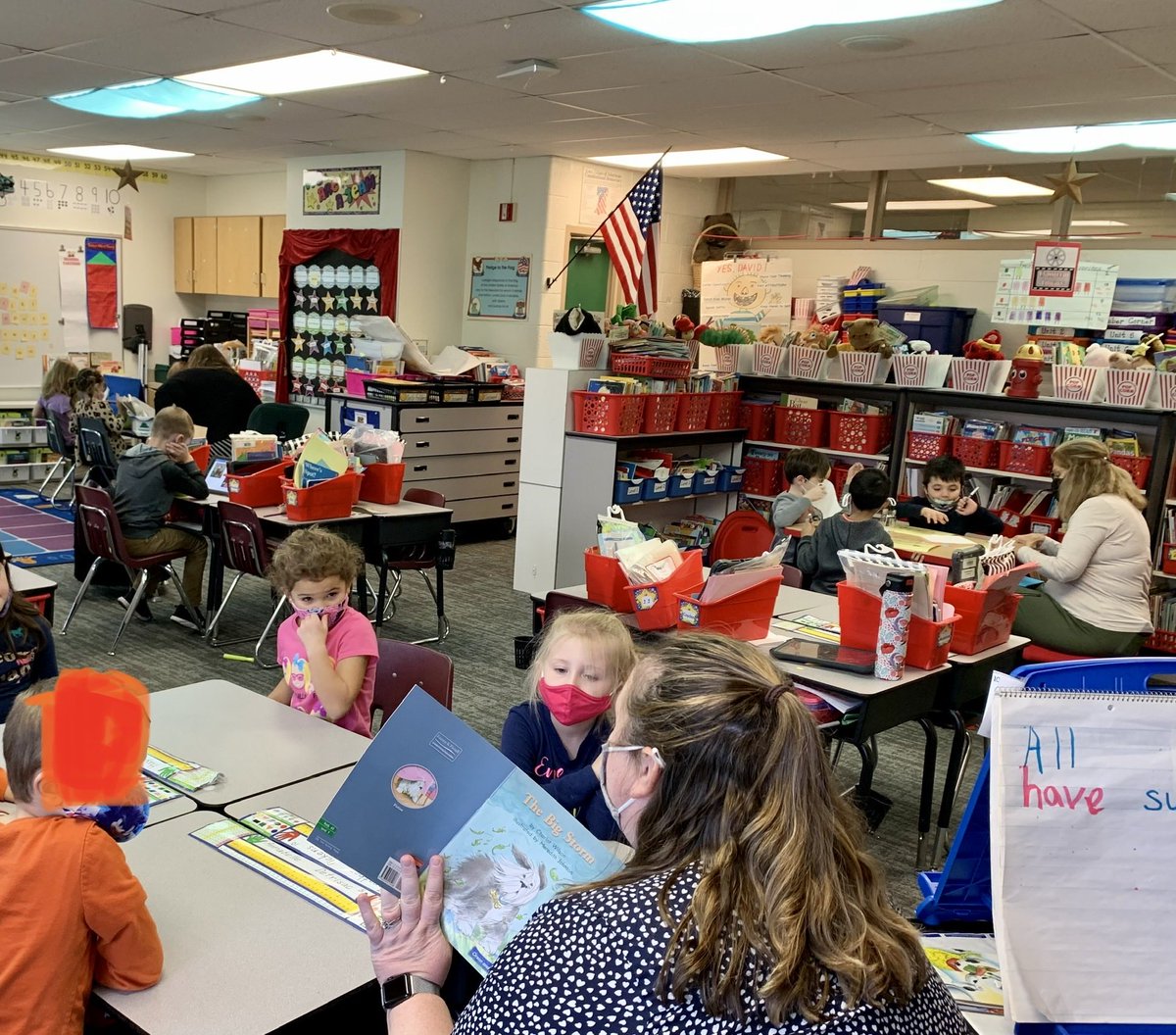 Ms. Farneti’s first graders love Literacy Station Time with daily visits from our Reading Support Specialists! ⁦<a href="/SimondSuperstar/">Simonds Superstars |The Lamphere Schools</a>⁩ ⭐️ <a href="/LamphereSchools/">Lamphere Schools</a>⁩ 💙