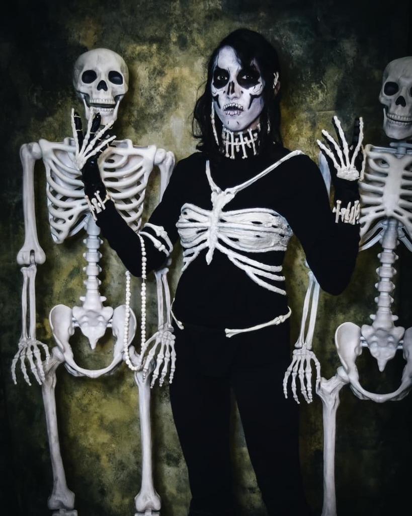 allegriana's tweet photo. POV: you decided to 1v1 #HarrowharkNonagesimus who did not have any #skeletons 10 seconds ago 🤔

#skullmakeup is @sillyfarm FAB paint
Bones were made by me using @organicarmor techniques 

#gideontheninth #harrowtheninth #thelockedtomb #necromancer #… https://t.co/E0GSOPOv3f https://t.co/48rZxYrzEk