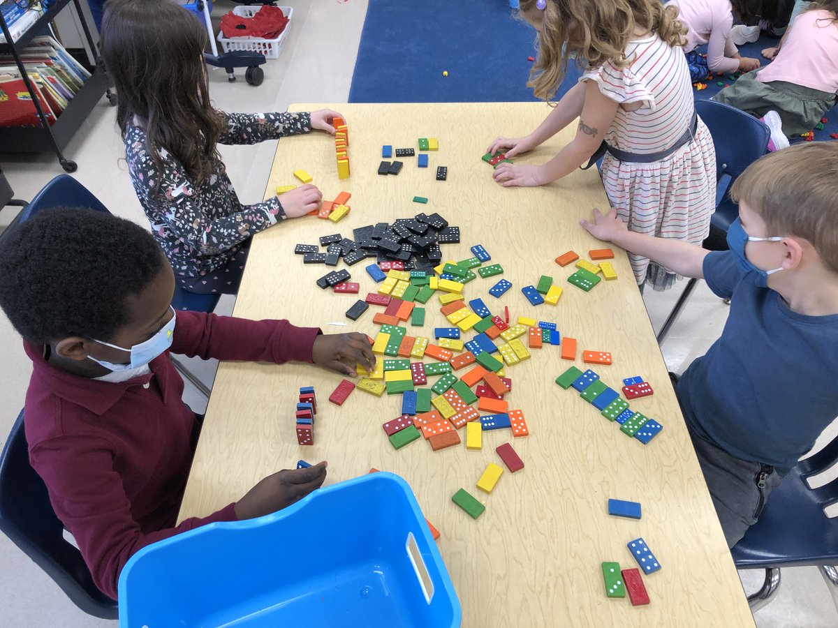 mmefriesenclass's tweet photo. What's happening in class? Lots of math exploring! Ask me about les régularités! #peacearchlearns https://t.co/KyVAej020P