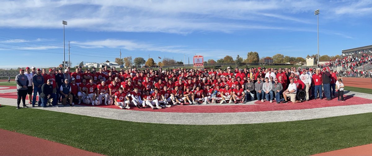 MiyukiThompson's tweet photo. 🏈Congratulations Central College Football Team 2021🏈
I am feeling very proud even my son didn't play much this season. Because, he is practicing so hard every day. He gave me big Touchdown for me on 9/11/2021. Go Central Dutch and Go Kevin Jr. Love you, my boy !!! https://t.co/cZuC0Jzphs