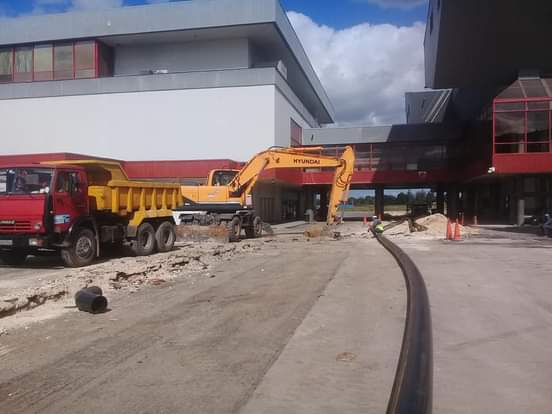 Domingo en combate para cumplir con la fecha solicitada de conexión de la conductora del aeropuerto José Martí. UEB Movimiento de Tierra.
#EMAROHO