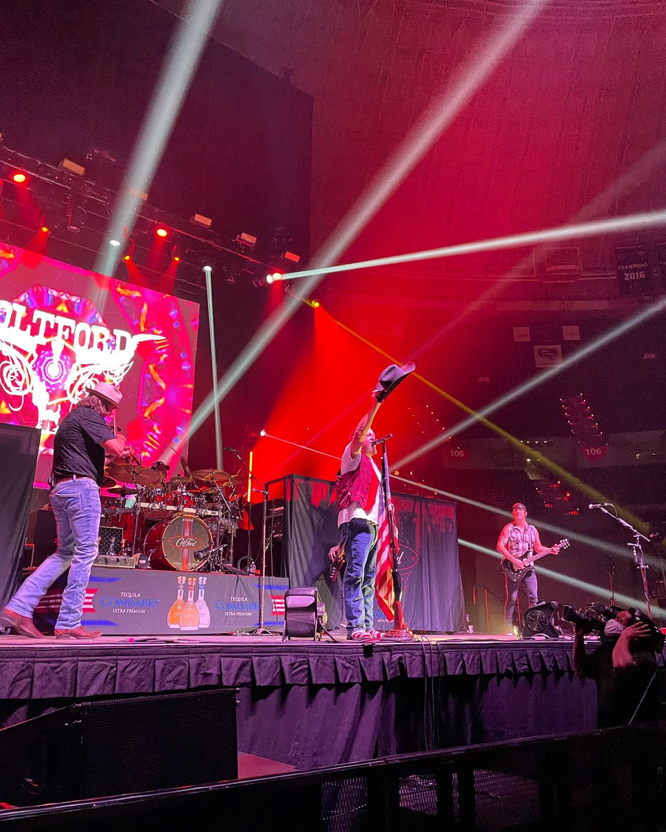 Ragin_Country's tweet photo. Thank you @coltfordmusic for helping us support hurricane relief efforts in Louisiana! We’ve got your “Key to the Country” and now the Cajundome too! #RaginCC https://t.co/47ukHONhVb