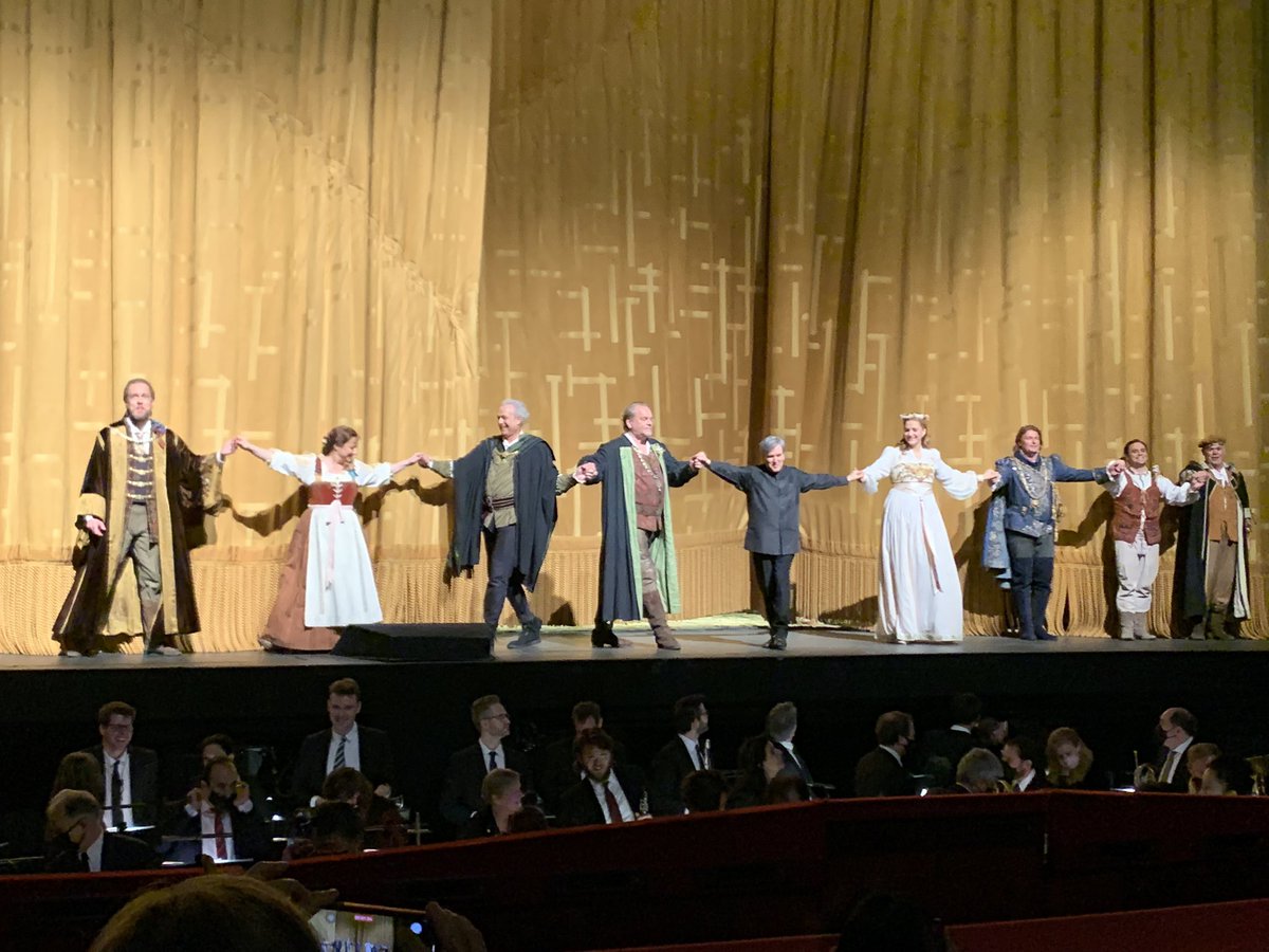 Curtain call from another wonderful performance of #DieMeistersinger @MetOpera I love @LiseDavidsen more each time I hear her, superb #MichaelVolle #KlausFlorianVogt #GeorgZeppenfeld @paulappleby @METOrchestra @MetOperaChorus @antonio_pappano