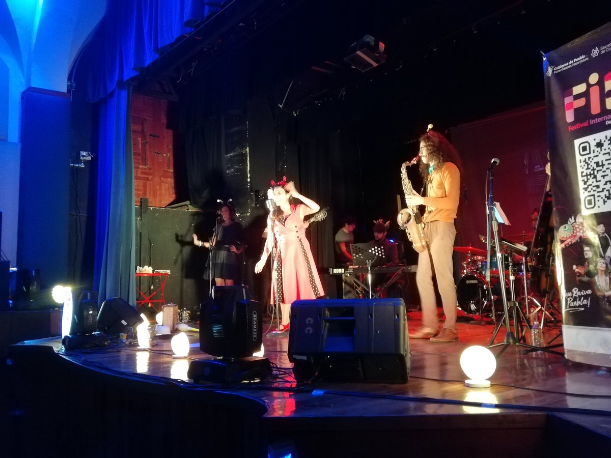 sergio_vergarab's tweet photo. Para llevar a niñas y niños a explorar y acercarse al universo de los bichos al ritmo del swing, blues y jazz, @CulturaGobPue presentó el espectáculo de teatro musical “Swing de insectos, concierto para agitar antenas” en el #FIP2021. 

#QueRevivaPuebla https://t.co/Q5inZIRQ0O