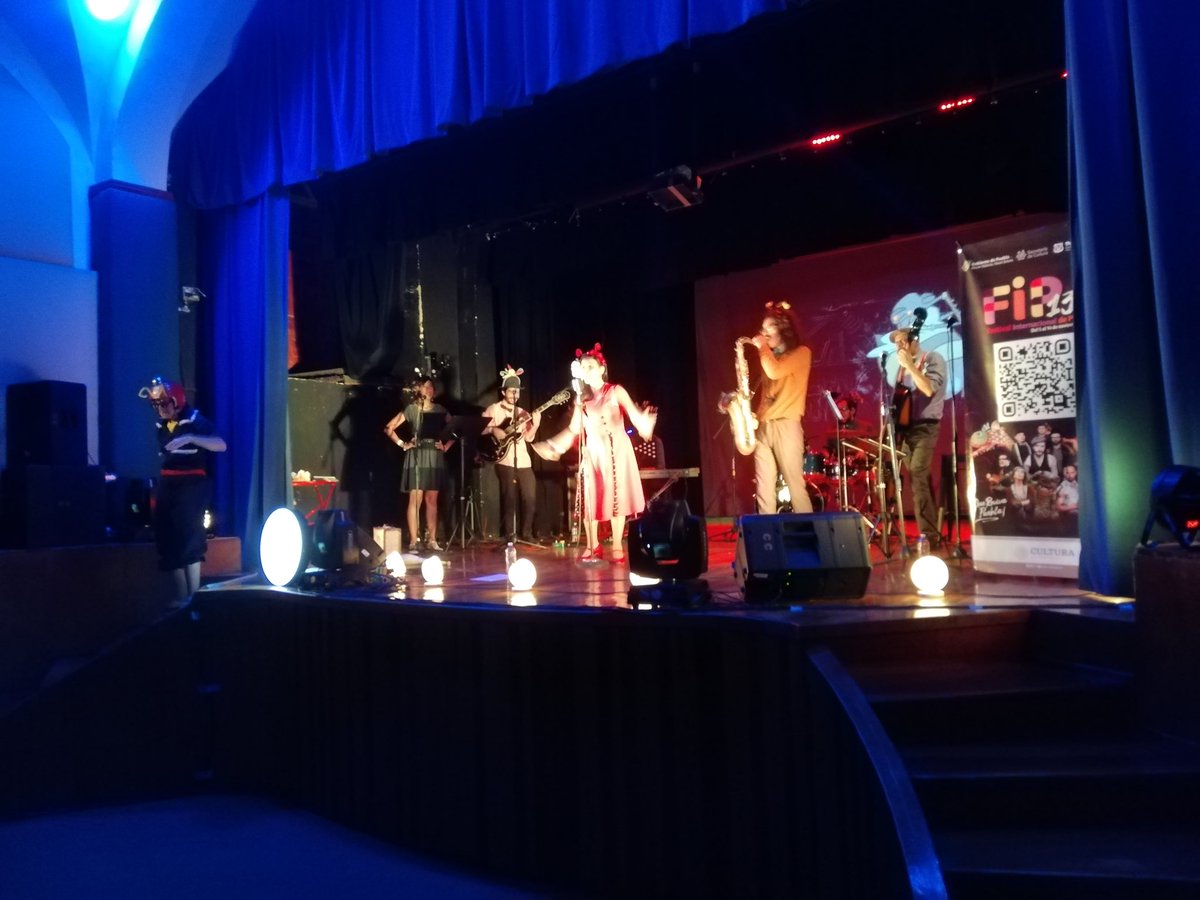 sergio_vergarab's tweet photo. Para llevar a niñas y niños a explorar y acercarse al universo de los bichos al ritmo del swing, blues y jazz, @CulturaGobPue presentó el espectáculo de teatro musical “Swing de insectos, concierto para agitar antenas” en el #FIP2021. 

#QueRevivaPuebla https://t.co/Q5inZIRQ0O