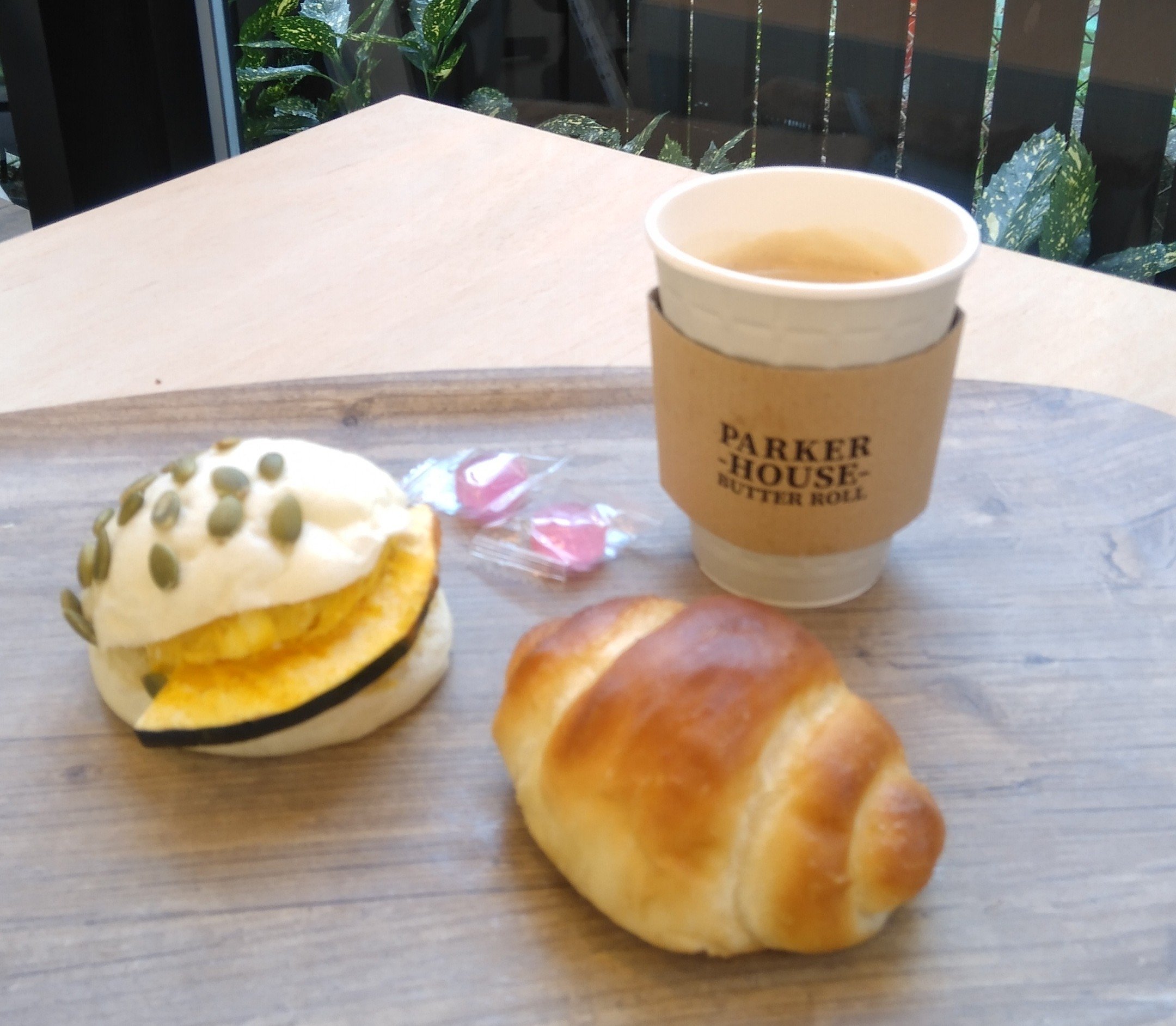 ずみちゃん オープンしたばかりのバターロール専門店で朝ごはん たしかにバターロールはおいしいけど 茅場町 パーカーハウスバターロール 新規開店 東京モーニング 茅場町gems 杖ユーザー T Co Lfblkfl9nq Twitter
