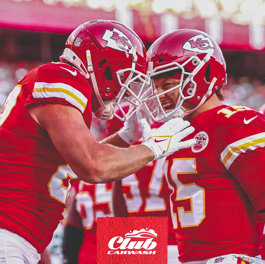 Chiefs's tweet photo. HAPPY VICTORY MONDAY, #CHIEFSKINGDOM 😁 https://t.co/m1xxMDoIMY