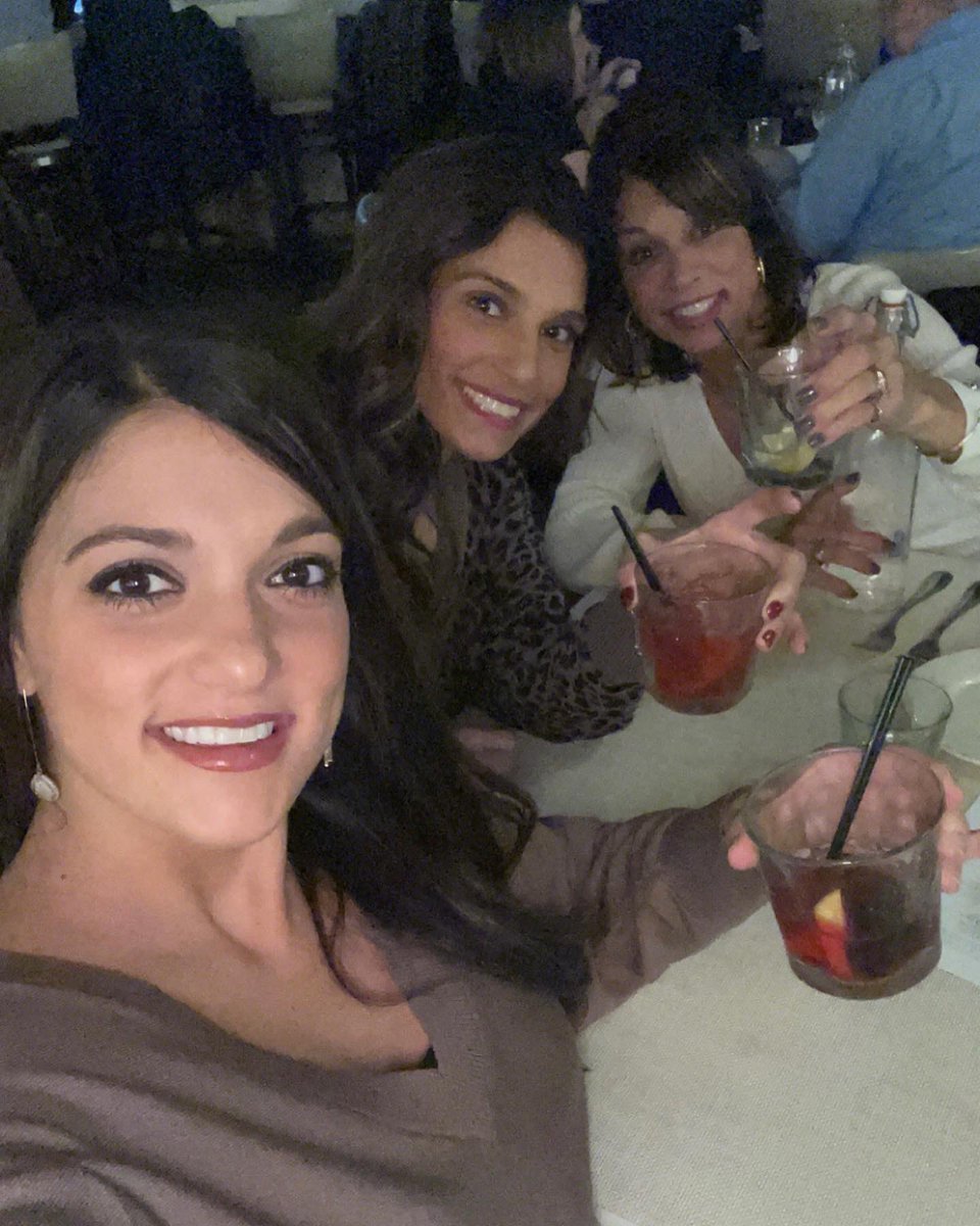 Celebrated my beautiful parents and their 40th Wedding Anniversary tonight!😍🥂🎊 God bless you both &amp; salute to 40 more! We love you more than anything!!🙏🏼😘

#FamilyIsEverything
#HappyAnniversary
#AnniversaryDinner
#BestParents
#MomAndDad
#NanaAndPapa