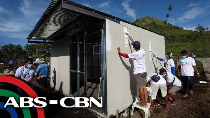 LilMsMalditaMD's tweet photo. Bahay na walang foundation, gawa sa manipis na materyales, na itinayo sa lugar na madalas daanan ng bagyo. 

Bare minimum.

Never again sa "pwede na". https://t.co/s5TLJBOsbR