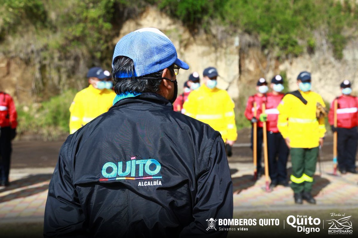 BomberosQuito's tweet photo. 🤝 Esta actividad forma parte de la formación que reciben nuestros aspirantes en acciones de vinculación con la comunidad.

🙌🏽 Enviamos un caluroso saludo a todos los moradores de El Tingo, por permitirnos estar más cerca de ustedes y contribuir al cuidado de la parroquia.

[2/2] https://t.co/rbaYAsRnOM