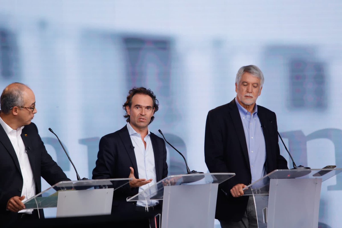 FicoGutierrez's tweet photo. El discurso de odio y división no trae nada bueno para el país. Colombia tiene que cuidar la democracia y las instituciones. #ElDebate #YoVotoPor @RevistaSemana https://t.co/RPE7SuDLug https://t.co/M3PSKe8cw3
