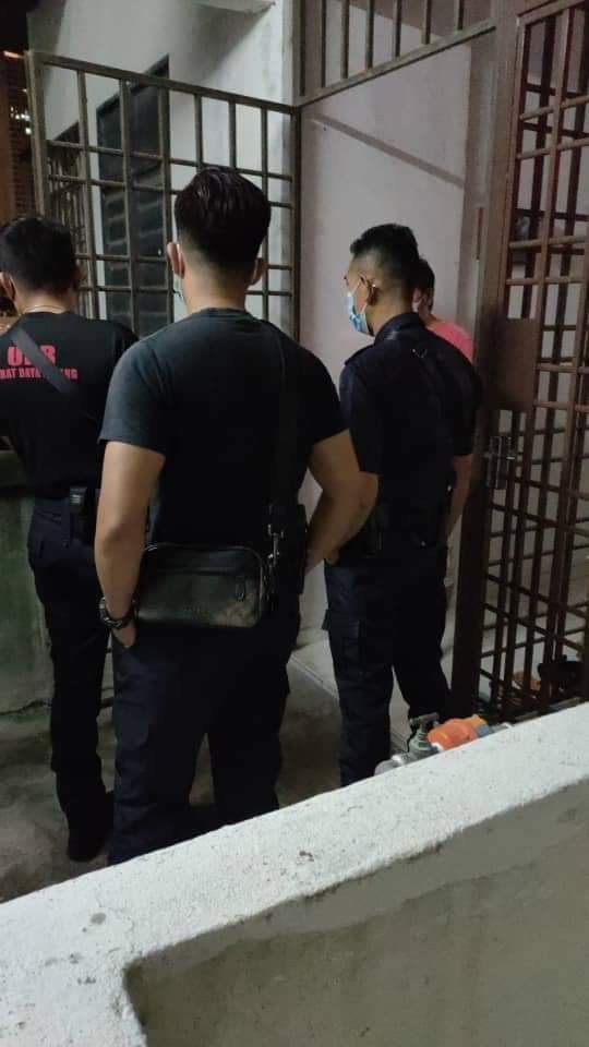 penang_kini's tweet photo. Naya rider foodpanda/grabfood kena tipu

Customer nie dh bnyak kes dh order mkan cash,lpas 2 sruh tggai kat lift lpas kata nk trnsfer diam trus.naik pggil xmau bukak pintu,pggil polis sat ja bukak pntu..hati2 smua rider..kerap sngat dh..

Sumber:Food Panda Rider malaysia https://t.co/0OMI7vksvt