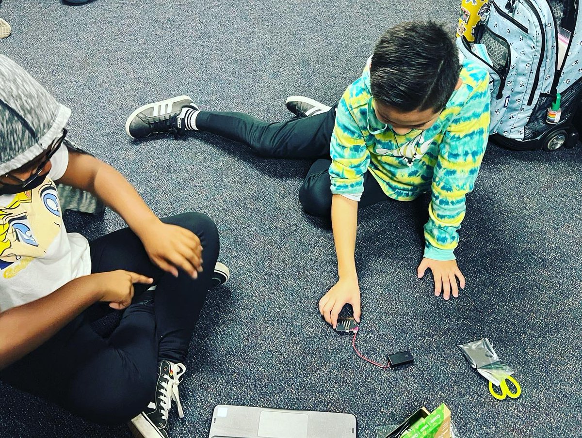 MissMoeTeaches's tweet image. Exploring and having fun with Micro:bit!

There is no such thing as “math” or “science” brained. Together, we are all innovators and leaders of our own knowledge 🧠 💕 

#stemeducation #elementaryrobotics #microbit @InfyFoundation @microbit_edu #stemlearning #edtechchat