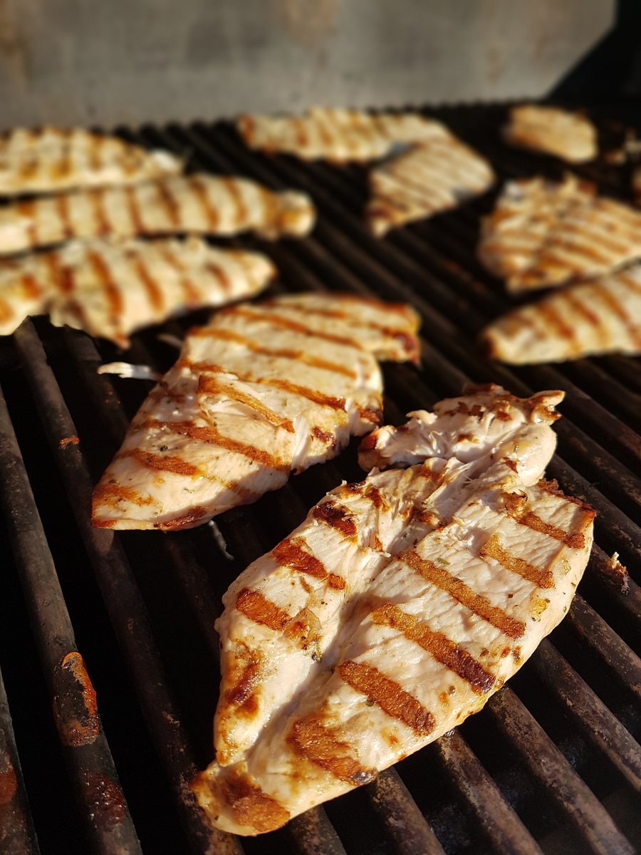 CENTROMEATS's tweet photo. Grilled chicken to perfection!

#centroqualitymeats #centromeats #centro #butchershop #butcher #bbq #meatshop #grocerystore #vaughan #simplythebest #familyowned #prodottiitaliani #butchernearme #grilledchicken https://t.co/2K3R52qb4C