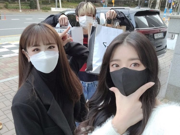 j6hyun's tweet photo. omg taedong with his sisters celebrating taedong birthday!!

“the youngest” “happy birthday” 

#OMEGA_X #오메가엑스 https://t.co/POI1ynqenz
