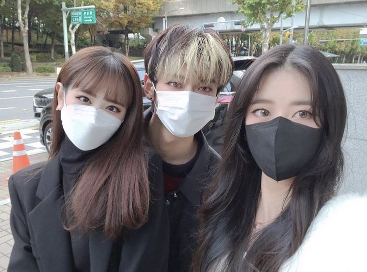 j6hyun's tweet photo. omg taedong with his sisters celebrating taedong birthday!!

“the youngest” “happy birthday” 

#OMEGA_X #오메가엑스 https://t.co/POI1ynqenz