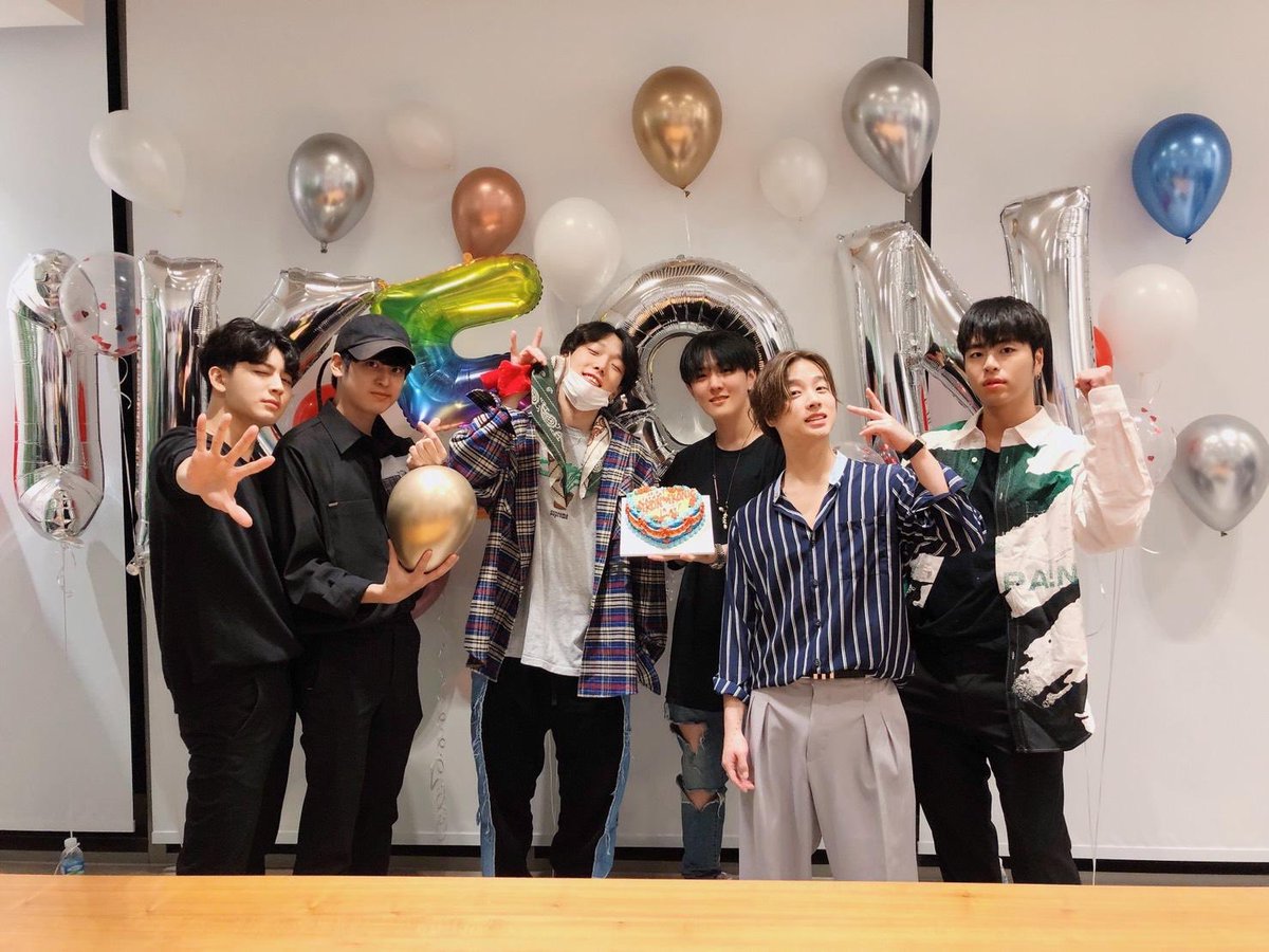 iKONICENT_'s tweet photo. [DAY-5] Hi iKONIC! 😊

I vote for #MAMAVOTE #ikon https://t.co/jLQ6wllRLm