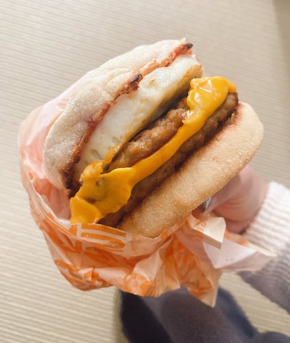 朝マックってだけで優勝(꜆꜄꜆˙꒳˙)꜆꜄꜆ https://t.co/BT5HAgMEwE