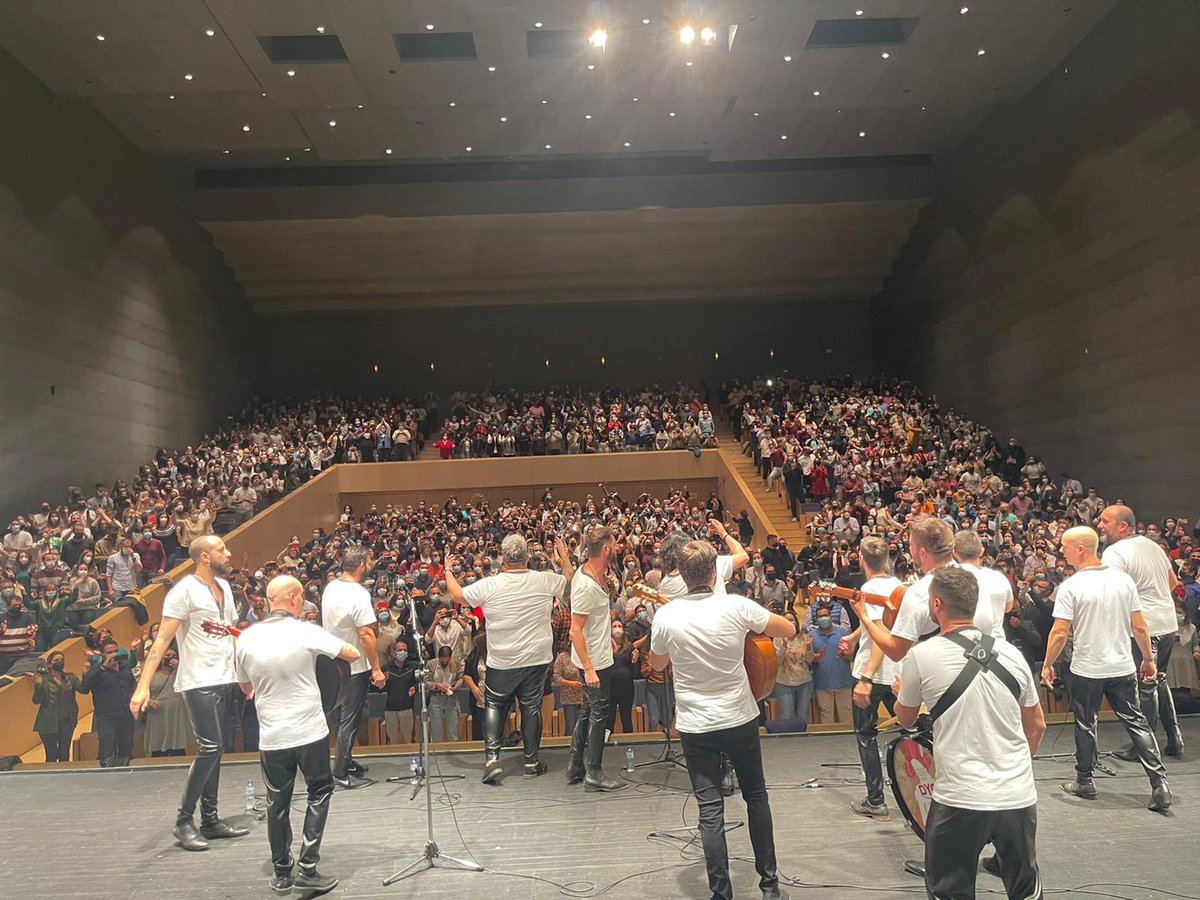 comparsajc's tweet photo. ¡Qué lejos está Cádiz de to! Pero qué bonito ver cómo nos recibís en cada rincón al que vamos a llevar el legado del Capitán.

Increíble lo vivido esta noche... Muchas gracias a todos y cada uno de los aficionados que nos habéis acompañado hoy en #Mérida, ¡GRACIAS! 🖤 https://t.co/rUzIdcIaXa