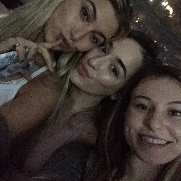 BALDWINDAlLY's tweet photo. hailey baldwin with fans at purpose tour https://t.co/PCdm9p9rDA