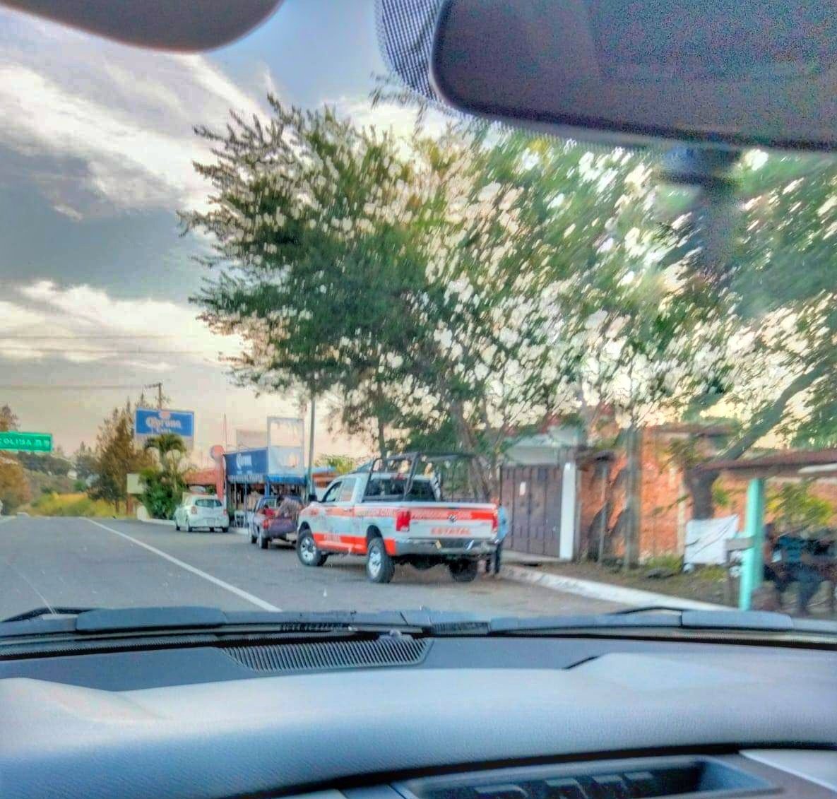 Vía inbox, esta fotografía donde nos explican que el aún director de Protección Civil Estatal #Colima, Ricardo Urzua estuvo en Jalisco, para ser específicos en Tonila, pero no fue a una comisión, si no estaba paseando a la familia en el vehículo oficial que tiene asignado.