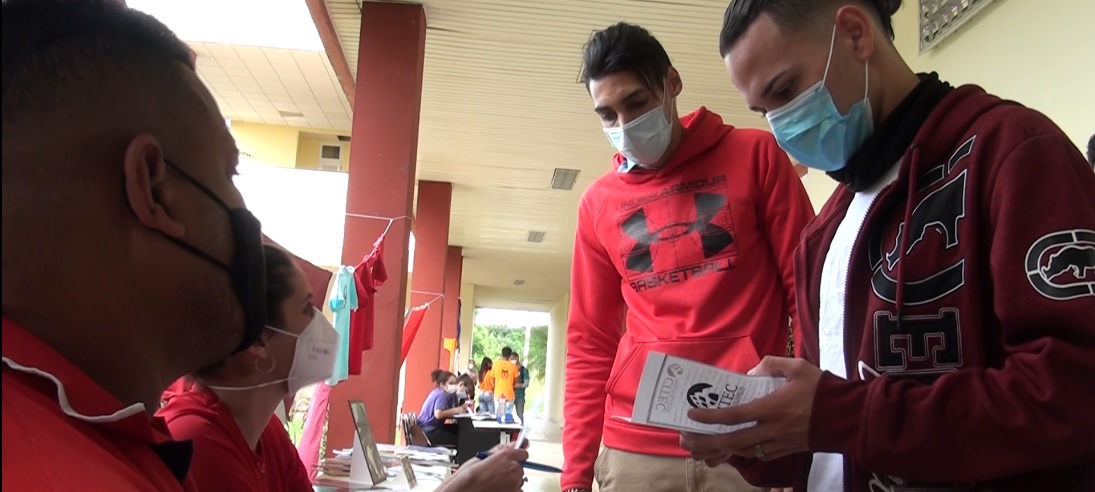 acastillonor's tweet photo. Por estos días nuestra  @universidad_uci  es testigo de anhelados encuentros, intercambios y conversaciones marcadas por la jovialidad y el frescor de juventudes, respetando las medidas higiénico-sanitarias
@abel11264587 @CubaMES @jsaborido50  @feu_uci  @UJCdeCuba @AlmaMater_Rev https://t.co/lRQwSWJED6