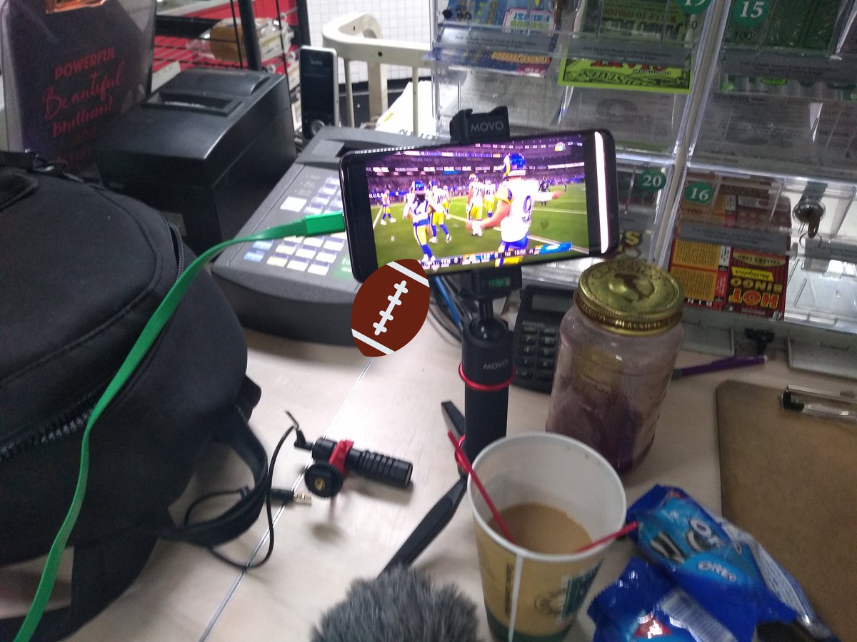 RapShh's tweet photo. 🏈 ☕ and oreos https://t.co/1ViXmfAa75