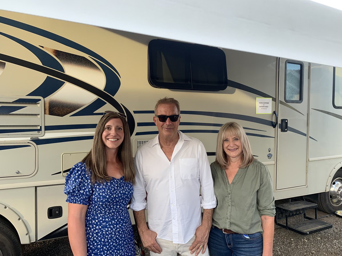 thehaileybop's tweet photo. This is how you celebrate the return of Yellowstone 💛🦬

Thank you @modernwest for the lovely concert! https://t.co/GIVrFHQjth
