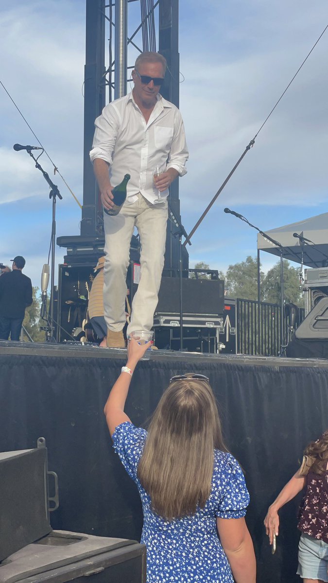 thehaileybop's tweet photo. This is how you celebrate the return of Yellowstone 💛🦬

Thank you @modernwest for the lovely concert! https://t.co/GIVrFHQjth