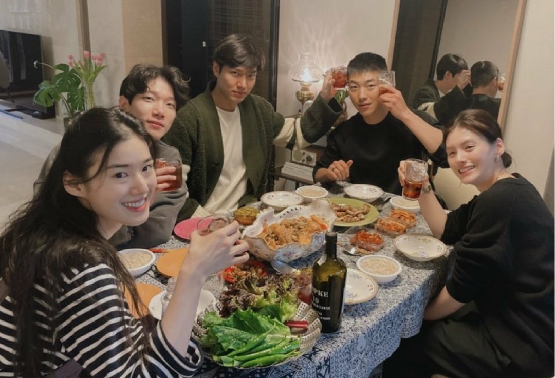 CodeSerotonin's tweet photo. Happy 1st birthday to the reunion

That made everyone lose their shit Scream until they lost their voice
Had 1000 heartattacks in 60 seconds
Died a 1000 deaths
And my most favourite pic in the world 

My TKEM family ❤️ https://t.co/7LSSDMYRwS