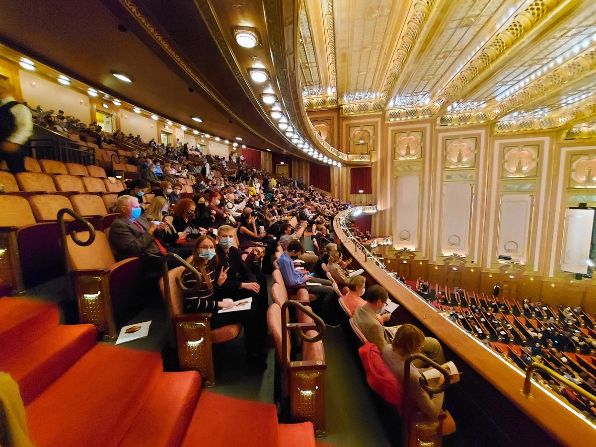 HerrProfHiggins's tweet image. Einfach Genial at #zauberflöte @LyricOpera many 1st time attendees were bitten by the opera bug tonight from @PrairieRidgeHS #prexperience #learngerman @SKochPR @Kevin_Koeppen @AATGOnline