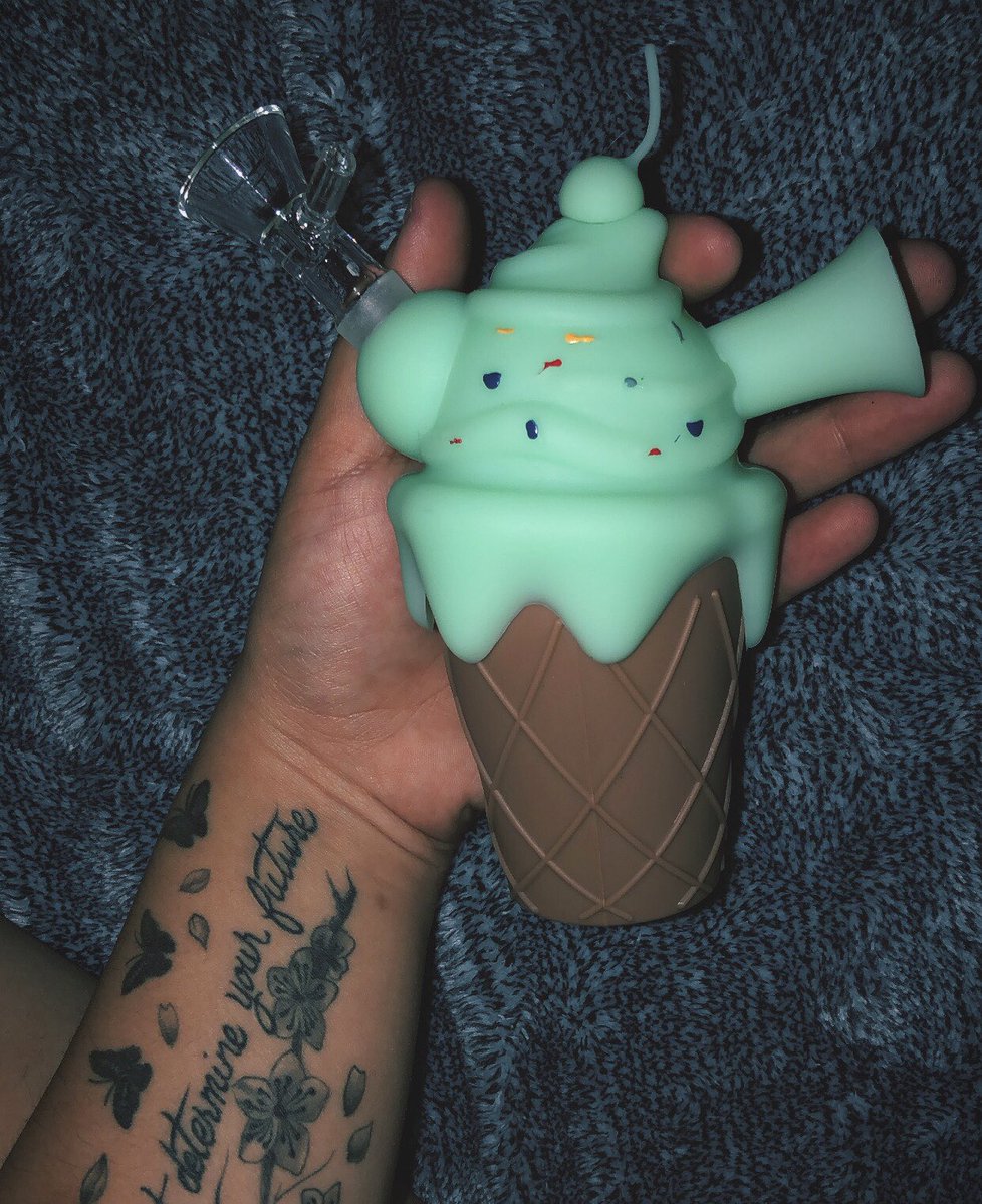 _ASSHMONIQUE_'s tweet photo. jose got me the cutest ice cream bong 💕💕 https://t.co/38RbWRYV03