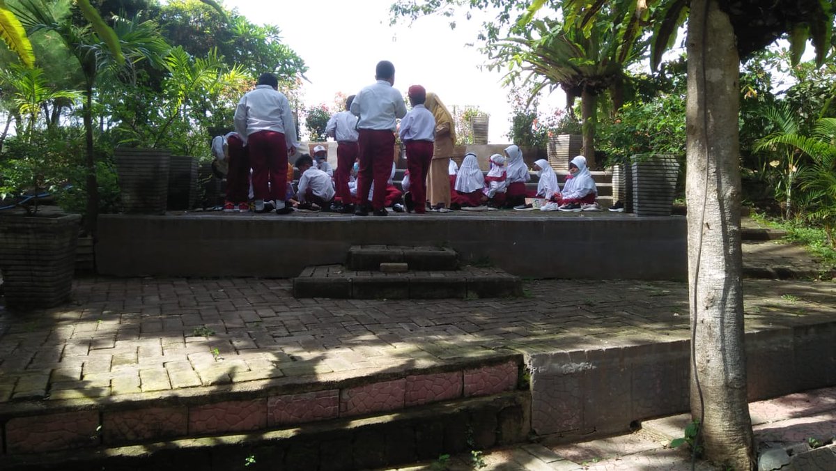 Sinau bareng ala-ala piknik adek-adek SD Al Qomar di Kebun E-Park. Biar tidak jenuh kalau hanya menatap dinding² kelas ya? 😆 Yang semangat yaa belajarnya 💪