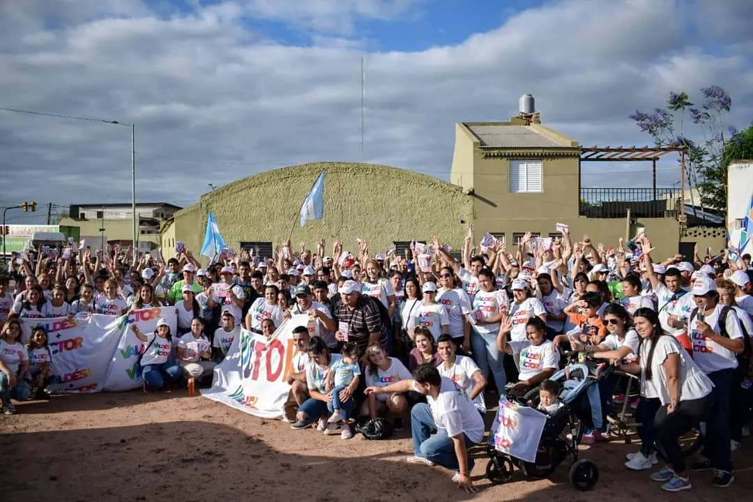 Pablo_romerook's tweet photo. ¡EL TRIUNFO QUE ASEGURARÁ EL FUTURO DE MERCEDES ESTÁ CERCA! 😄 salimos a colmar las calles una vez más con el equipo, y el único Carro de la Alegría 🙌🏼 Vamos que ganamos! #VamosConstruyendoFuturo 🎉 https://t.co/6rN2Ndo2QZ