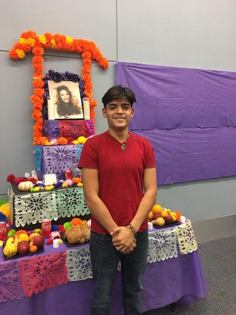 AvalosLibrarian's tweet image. Spanish classes and the #LoboLibrary join forces for a #StudentLed presentation. #WeAreClintISD #literacy