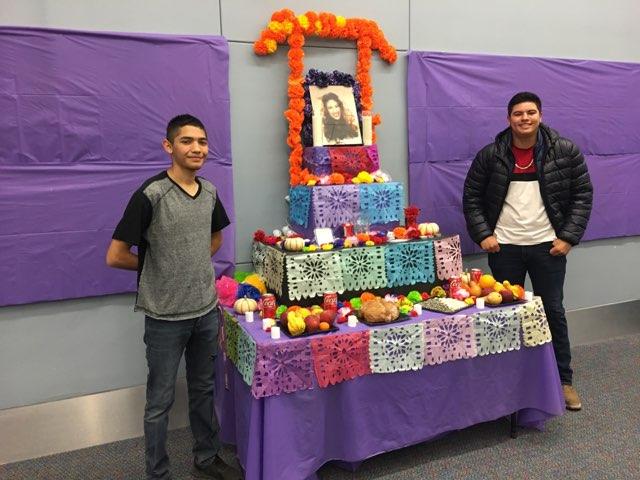 AvalosLibrarian's tweet image. Spanish classes and the #LoboLibrary join forces for a #StudentLed presentation. #WeAreClintISD #literacy