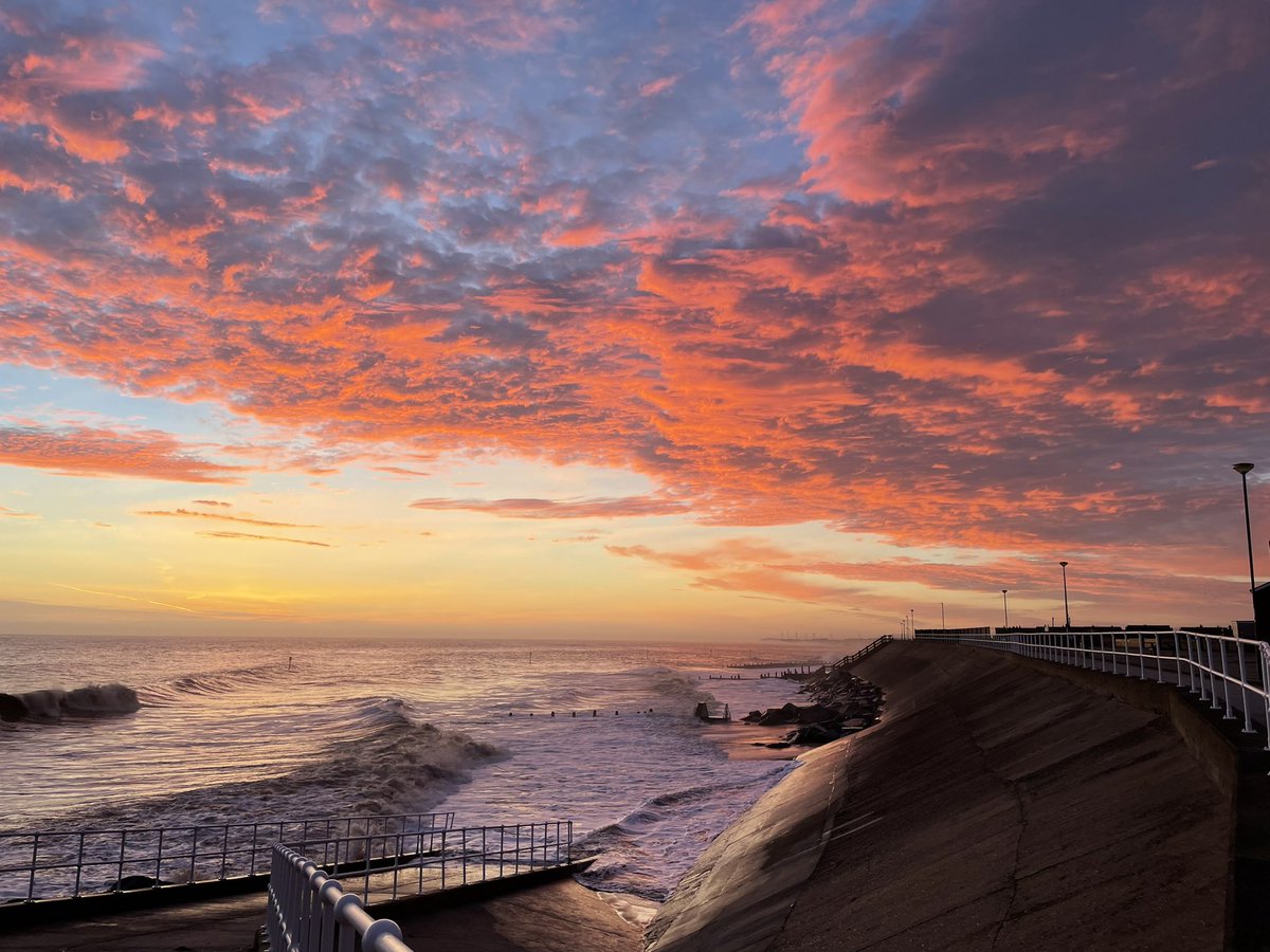 eldawsonnn's tweet photo. Withernsea sky this am @BBCLookNorth https://t.co/8l217a35Kv